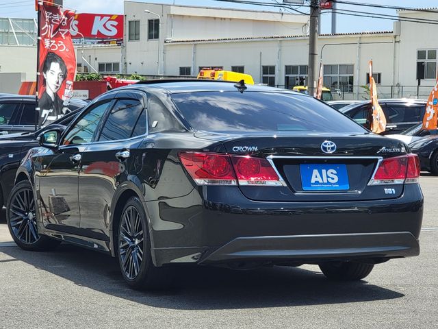 CROWN sedan hybrid