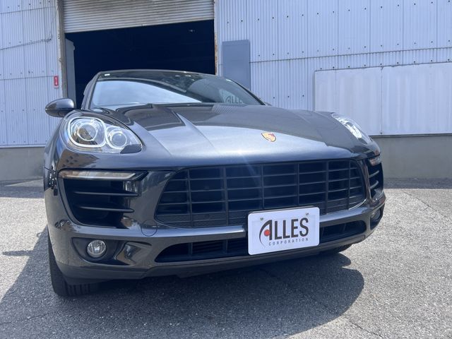 PORSCHE Macan