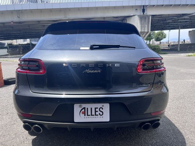 PORSCHE Macan