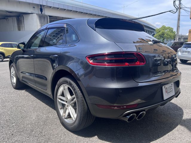 PORSCHE Macan