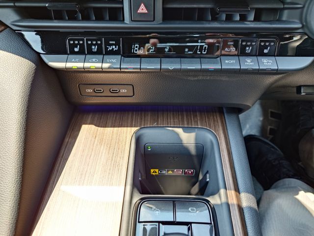 CROWN sedan hybrid