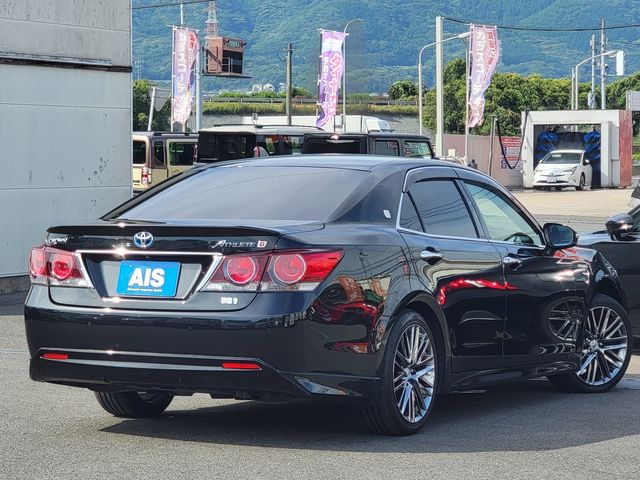 CROWN sedan hybrid