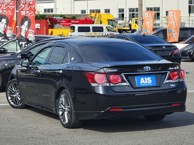CROWN sedan hybrid
