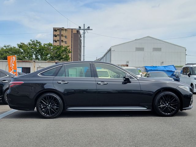 CROWN sedan hybrid