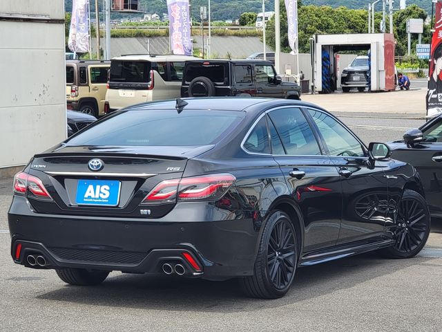 CROWN sedan hybrid