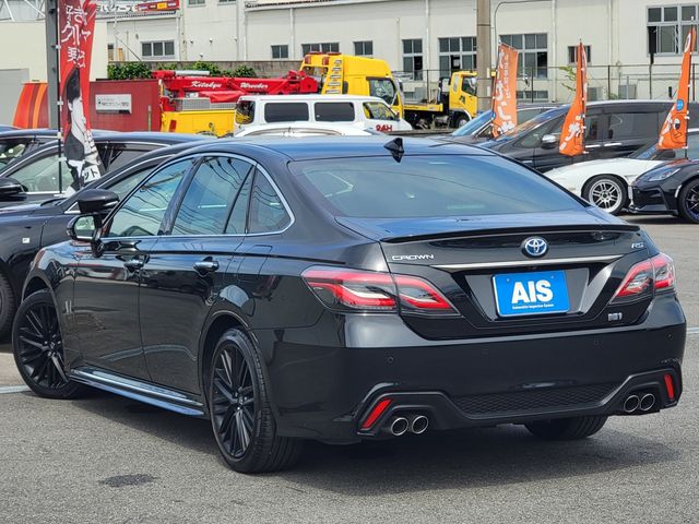 CROWN sedan hybrid