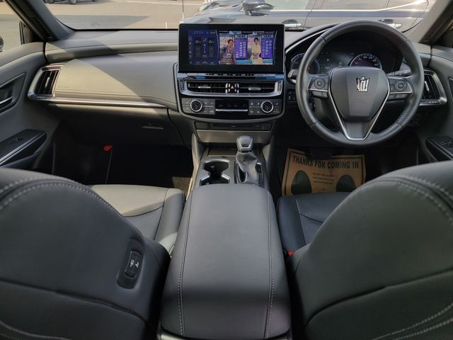 CROWN sedan hybrid