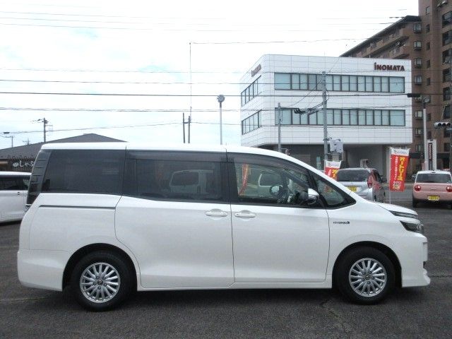 VOXY HYBRID