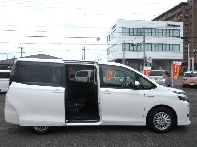 VOXY HYBRID