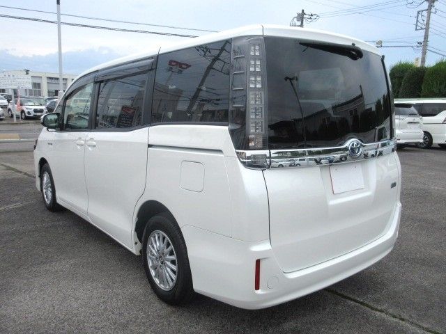 VOXY HYBRID