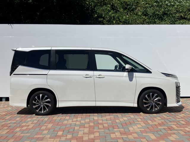 VOXY HYBRID