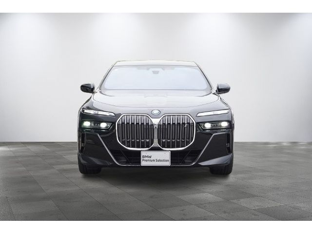BMW i7