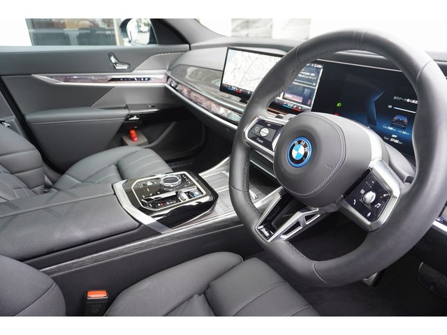 BMW i7