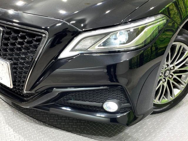 CROWN sedan hybrid