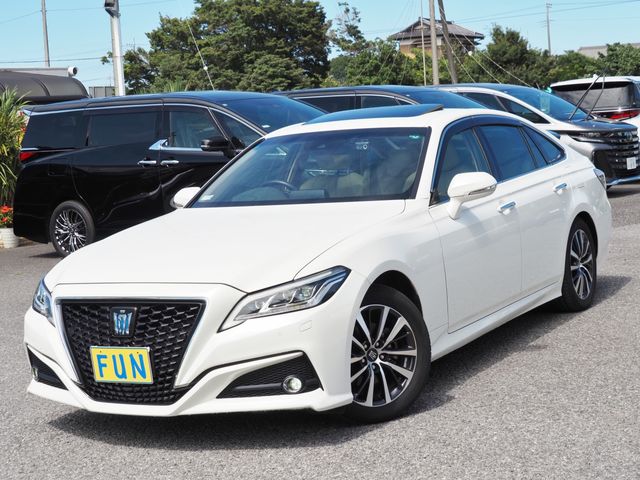 CROWN sedan hybrid