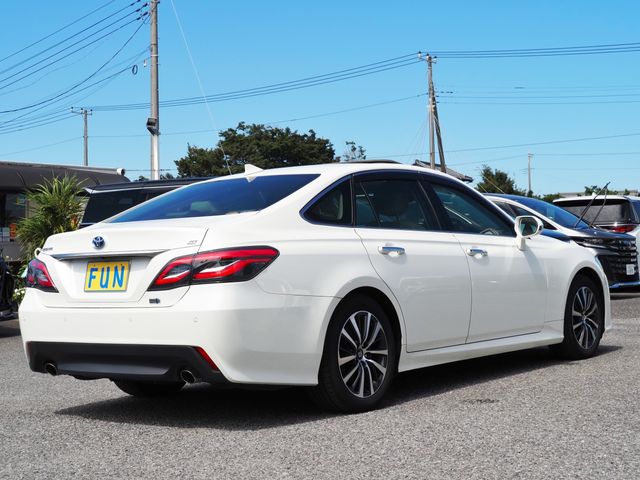 CROWN sedan hybrid