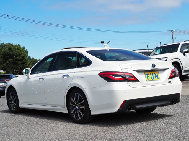 CROWN sedan hybrid