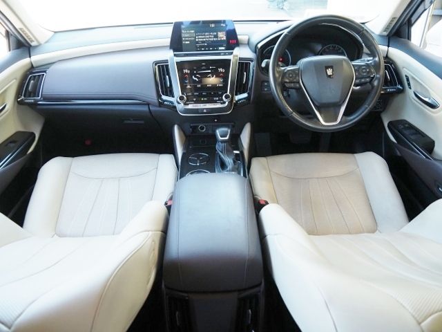 CROWN sedan hybrid