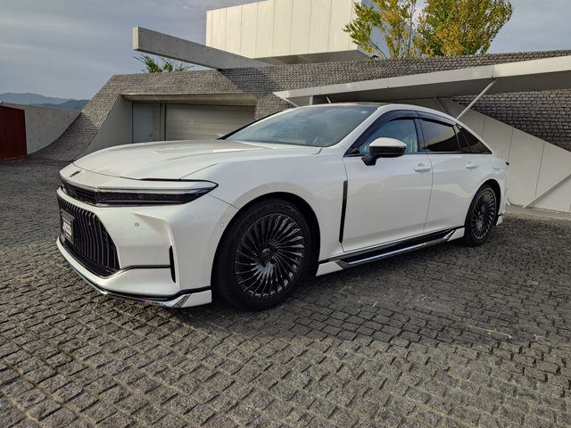 CROWN sedan hybrid