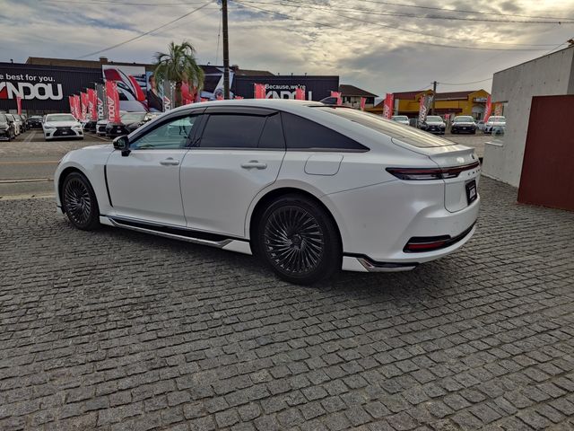 CROWN sedan hybrid