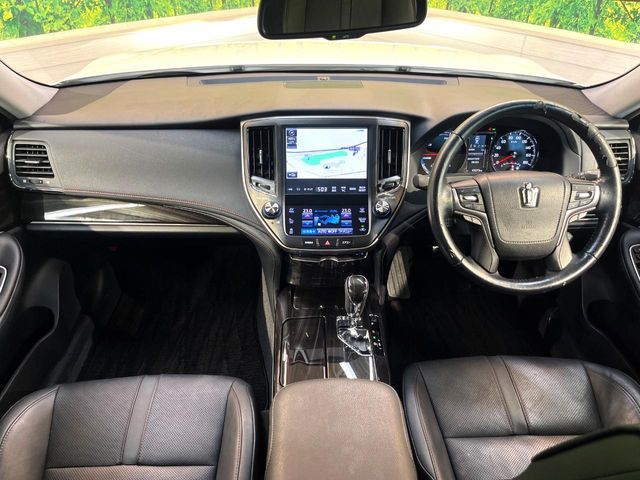 CROWN sedan hybrid