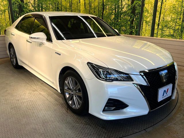 CROWN sedan hybrid