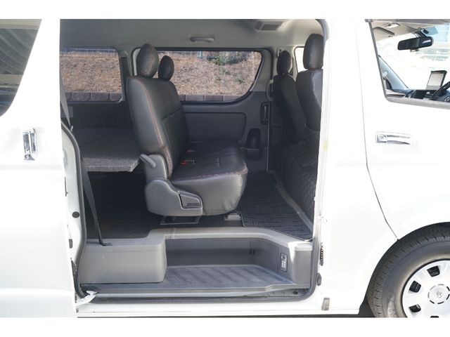 REGIUSACE 2WD van