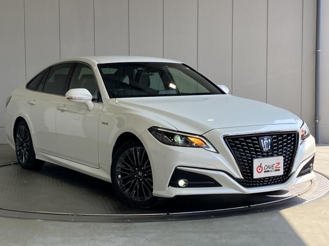 CROWN sedan hybrid