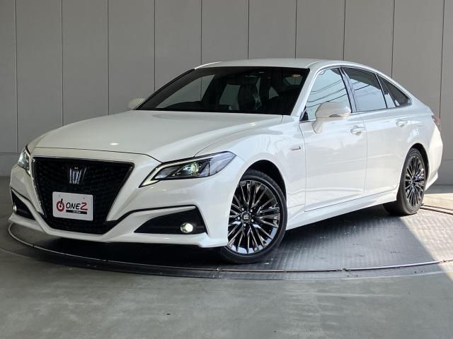 CROWN sedan hybrid