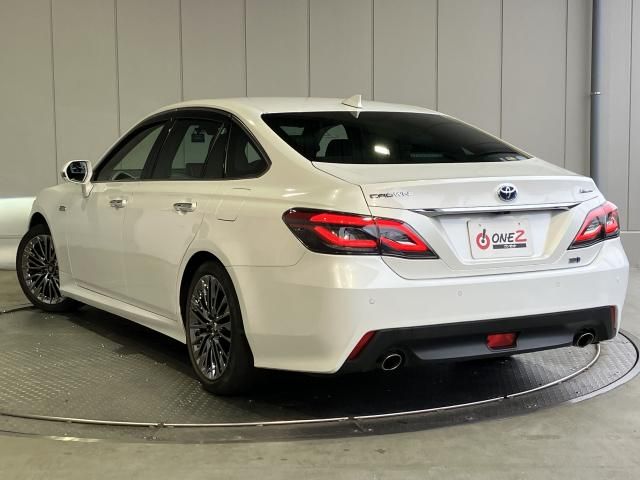 CROWN sedan hybrid