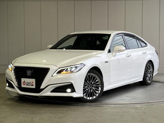 CROWN sedan hybrid