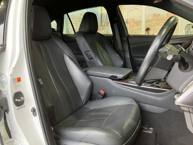 CROWN sedan hybrid