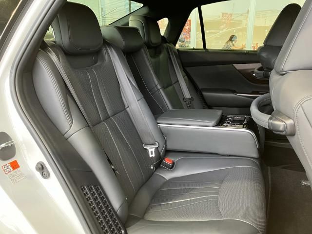 CROWN sedan hybrid