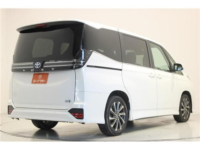 VOXY HYBRID