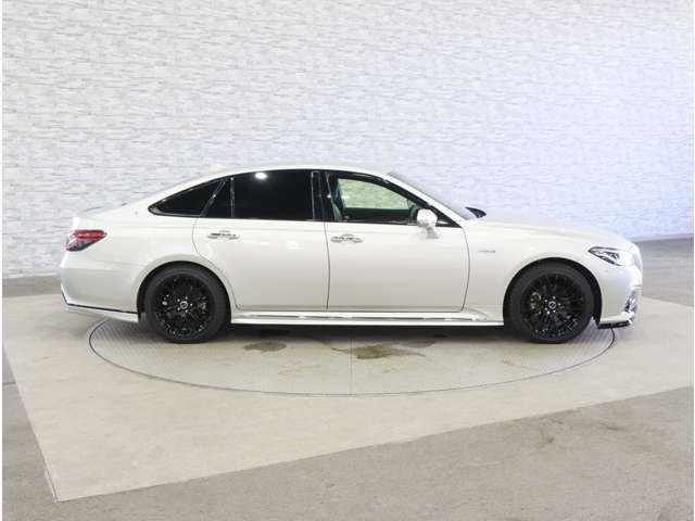 CROWN sedan hybrid