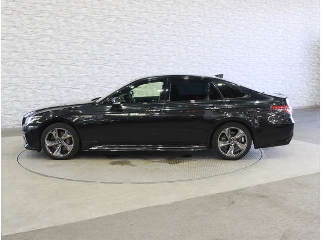 CROWN sedan hybrid