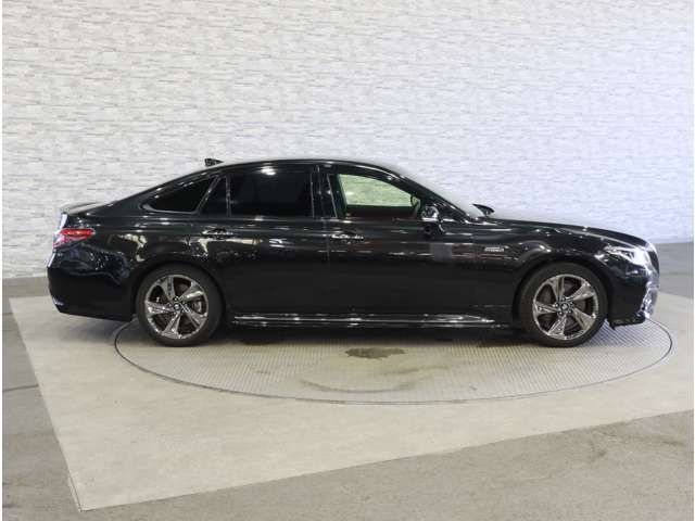 CROWN sedan hybrid