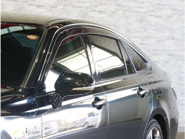 CROWN sedan hybrid