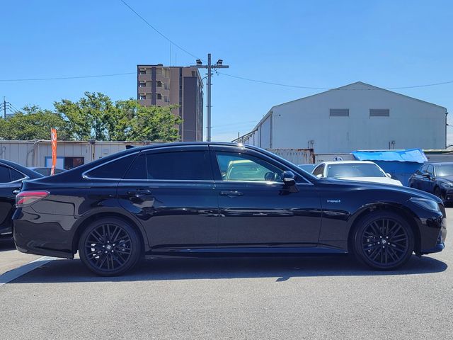 CROWN sedan hybrid
