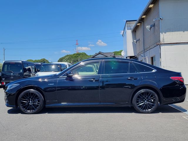 CROWN sedan hybrid