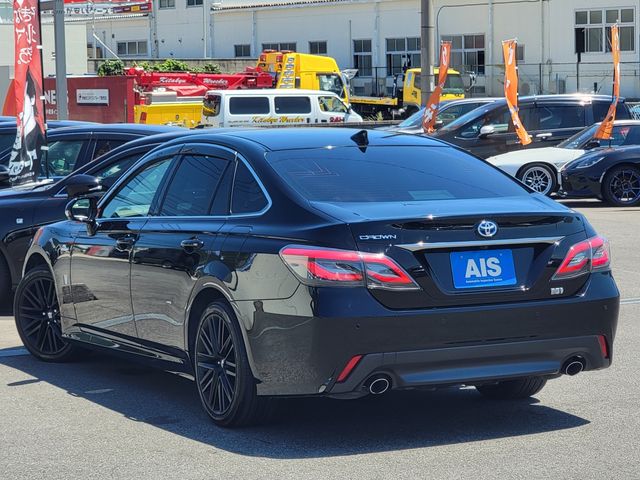 CROWN sedan hybrid