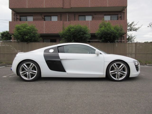AUDI R8