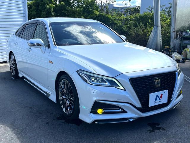 CROWN sedan hybrid