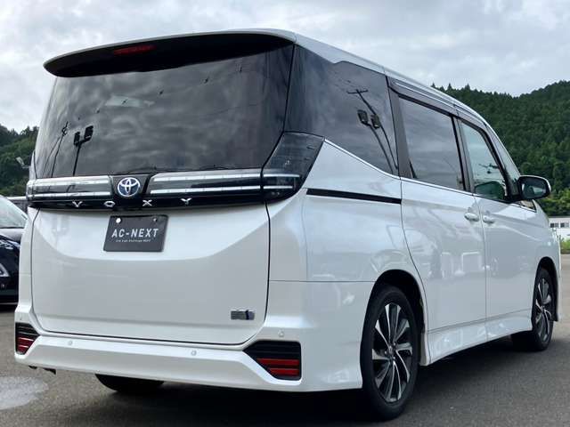 VOXY HYBRID