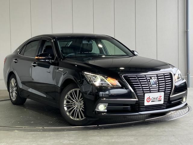 CROWN sedan hybrid