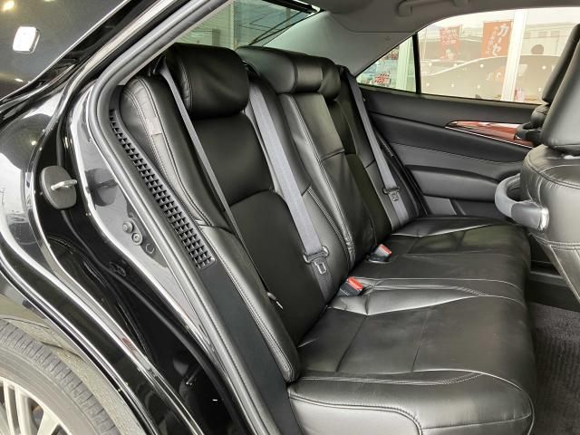 CROWN sedan hybrid