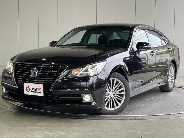 CROWN sedan hybrid