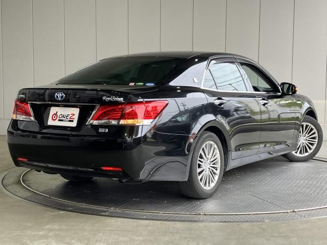 CROWN sedan hybrid