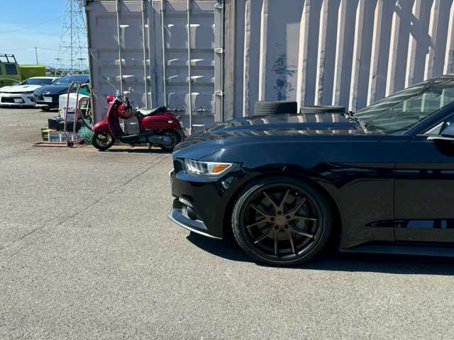 FORD MUSTANG