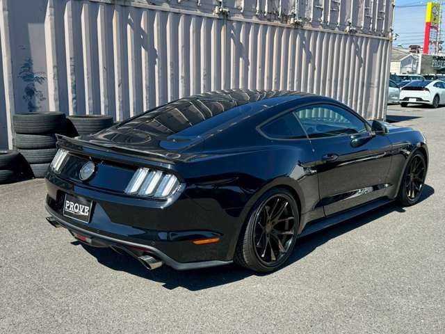 FORD MUSTANG